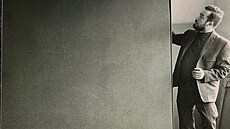 Britský abstraktní um�lec John Plumb zachycený p�i práci ve svém studiu v roce...