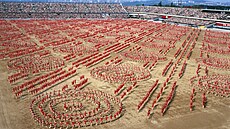 Cvi�enky v �ervenobílých úborech tvo�ily na plo�e stadionu na Strahov� efektní...