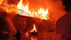 Po�ár skladové haly v Plané u �eských Bud�jovic. (12. ledna 2026)