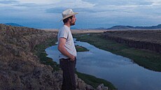 Josh O�Connor a Lily LaTorre ve filmu Od základu