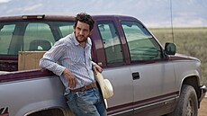 Josh O�Connor a Lily LaTorre ve filmu Od základu