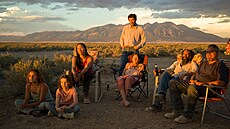 Josh O�Connor a Lily LaTorre ve filmu Od základu