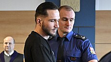 Daniel Kratochvíl, ob�alovaný ze zapálení baru ve Zlín� z ledna 2025, v jednací...