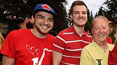 Frontman Olympicu Petr Janda s vnuky Petrem (vlevo) a Matou�em, ze kterého je...
