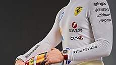 Detail na novou uniformu Charlese Leclerca.