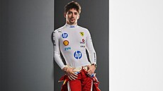 Pod �ervenou kombinézou se ukrývá bílé tri�ko.