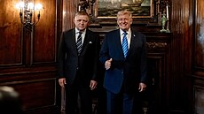 Slovenský premiér Robert Fico a americký prezident Donald Trump p�i setkání v...