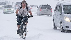 Mu� jede na kole b�hem hustého sn�ení v hlavním m�st� Kam�atky. (15. ledna...