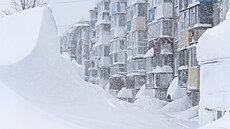 Záv�je p�ed bytovým domem b�hem silného sn�ení v hlavním m�st� Kam�atky. (15....