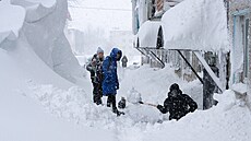 Lidé prohrabávají cestu p�ed bytovým domem v hlavním m�st� Kam�atky. (15. ledna...
