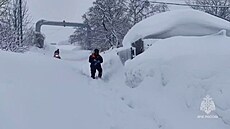 Ru�tí záchraná�i vykopávají domy z hlubokého sn�hu v oblasti Kam�atky. (15....