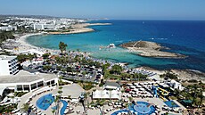 Výhled na plá� Nissi v kyperském letovisku Ayia Napa, jedné z nejoblíben�j�ích...