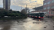 Místo nehody, kde ve �tvrtek 15. ledna autobus srazil �enu, která kv�li vá�ným...