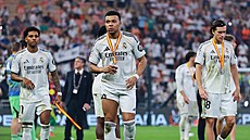 Zklamaný úto�ník Realu Madrid Kylian Mbappé (uprost�ed) po porá�ce ve finále...
