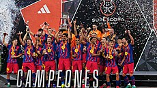 Fotbalisté Barcelony s trofejí pro vít�ze �pan�lského superpoháru.