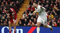 Adam Phillips z Barnsley slaví gól do sít� Liverpoolu. V pozadí zálo�ník...