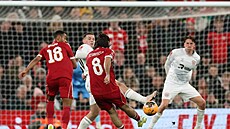 Zálo�ník Liverpoolu Dominik Szoboszlai st�ílí gól do sít� Barnsley.