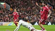 Zálo�ník Liverpoolu Dominik Szoboszlai (vpravo) b�hem utkání s Barnsley.