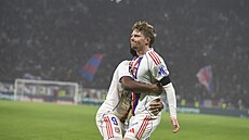 Úto�ník Lyonu Pavel �ulc slaví gól do sít� Brestu. Objímá ho úto�ník Endrick.