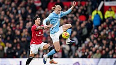 Úto�ník Manchesteru City Erling Haaland si kryje balon p�ed Lisandrem...