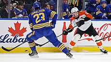 Jamie Drysdale (9) z Philadelphia Flyers posílá kup�edu puk v zápase s Buffalo...