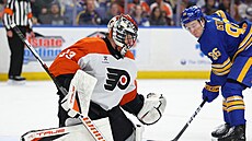 Samuel Ersson (33) v brán� Philadelphia Flyers v zápase s Buffalo Sabres.