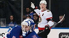 Brady Tkachuk (7) z Ottawa Senators slaví gól v zápase s New York Rangers.