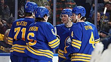 Hokejisté Buffalo Sabres se radují z gólu Jacka Quinna (22).