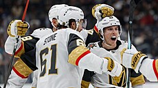 Hokejisté Vegas Golden Knights slaví trefu Mitche Marnera (93).