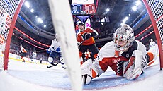 Dan Vlada� z Philadelphia Flyers zasahuje marn�.