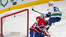 Max Sasson (63) z Vancouver Canucks skóruje proti Montreal Canadiens, p�ekonaný...