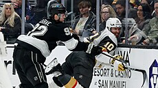 Brandt Clarke (92) z Los Angeles Kings nará�í v zápase s Vegas Golden Knights...