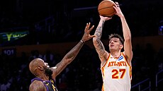 Vít Krej�í z Atlanta Hawks st�ílí na ko� Los Angeles Lakers, brání ho LeBron...