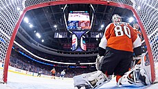 Dan Vlada� (80) z Philadelphia Flyers inkasuje.