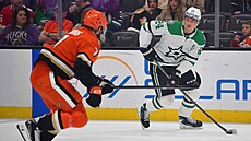 Radko Gudas (7) z Anaheim Ducks brání v zápase s Dallas Stars, u puku Roope...