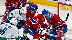 Jakub Dobe� (75) v brán� Montreal Canadiens �elí tlaku hrá�� Vancouver Canucks,...