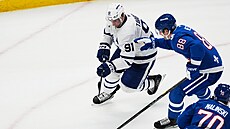 Martin Ne�as (88) z Colorado Avalanche brání Johna Tavarese z Toronto Maple...