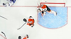 Dan Vlada� v brán� Philadelphia Flyers práv� inkasje v zápase s Tampa Bay...