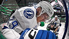 Pontus Holmberg (29) z Tampa Bay Lightning na mantinelu v zápase s Dallas Stars.