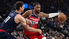 Alex Sarr (20) z Washington Wizards u mí�e v zápase s Los Angeles Clippers,...