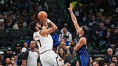 Jamal Murray z Denver Nuggets st�ílí na ko� Dallas Mavericks, brání ho Ryan...