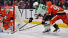 Luká� Dostál v brán� Anaheimu proti dallaskému Mattovi Duchenemu.