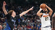 Jamal Murray (27) z Denver Nuggets st�ílí na ko� Dallas Mavericks, brání ho...