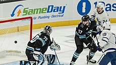 Karel Vejmelka (70) z Utah Mammoth inkasuje v zápase s Toronto Maple Leafs.