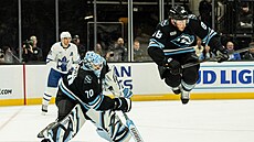 Karel Vejmelka (70) z Utahu rozehrává, puku se vyhýbá Nate Schmidt (88).