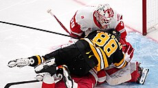 David Pastr�ák (88) z Bostonu se srazil s dv�ma detroitskými protivníky v�etn�...