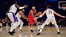 Brandon Ingram (v �erveném) z Toronto Raptors úto�í na ko� Los Angeles Lakers,...