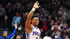 Kyle Lowry z Philadelphia 76ers zdraví fanou�ky Toronto Raptors.