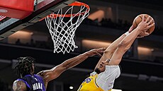 Jaxson Hayes z Los Angeles Lakers sme�uje proti Sacramento Kings, o blok se...