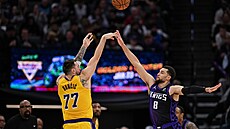 Luka Don�i� z Los Angeles Lakers st�ílí na ko� Sacramento Kings p�es Zacha...